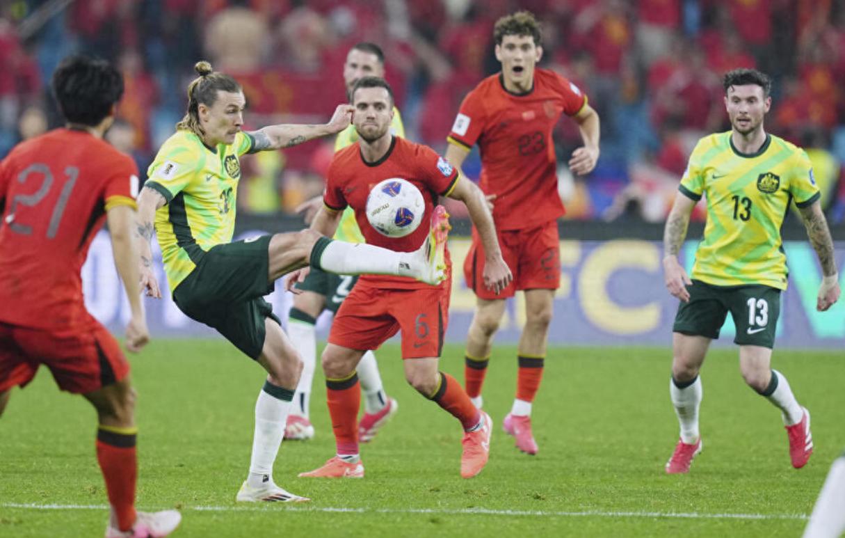 莱万多夫斯基重要时刻比赛局势复杂，澳大利亚队带队取胜！-爱游戏官方入口