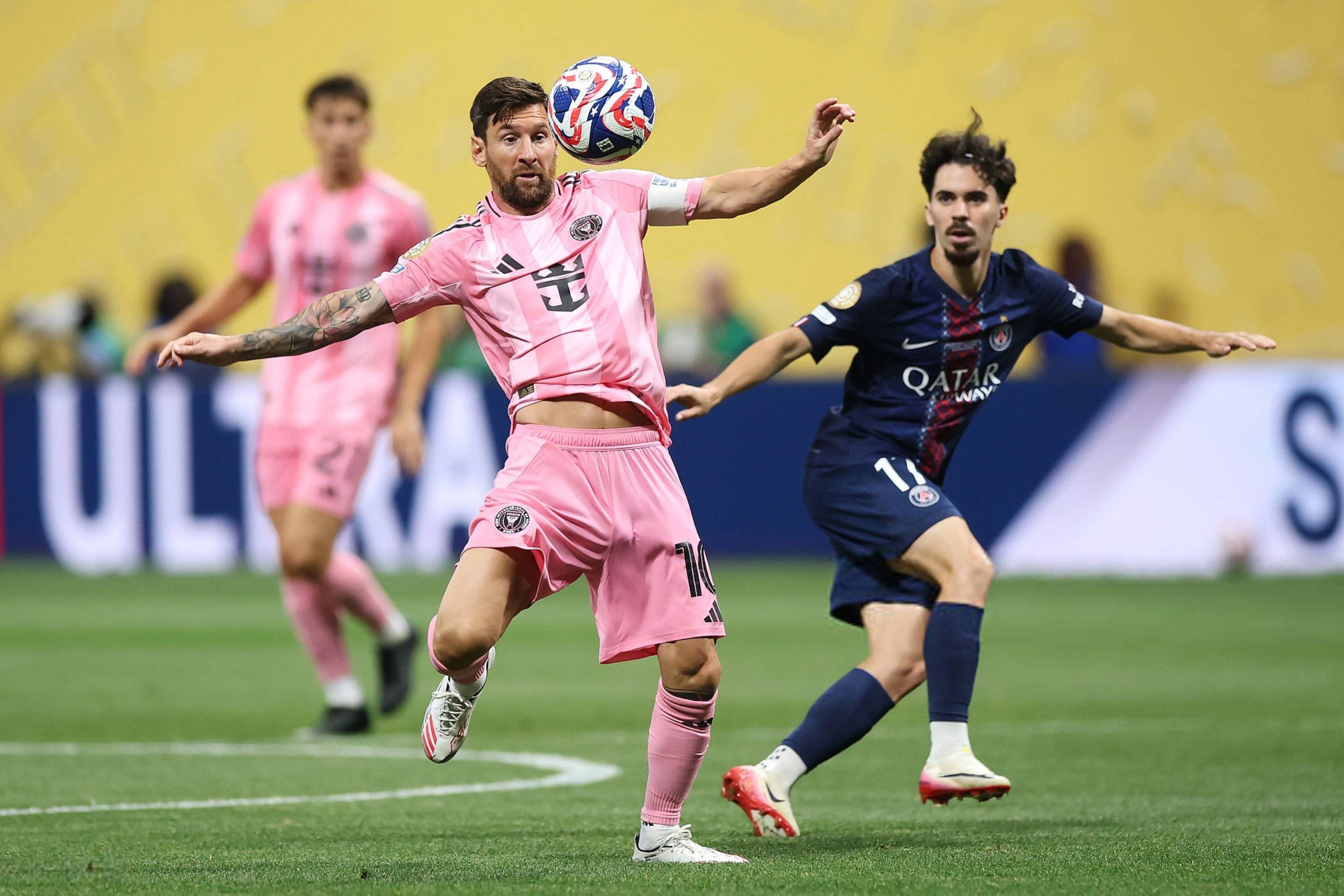 梅西迎来十五赛季出色发挥，巴黎圣日耳曼观众热烈欢呼！-爱游戏官网